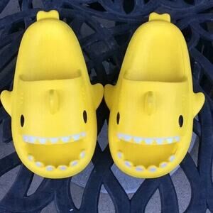 Childrens Yellow Shark Slides. Sz 190MM